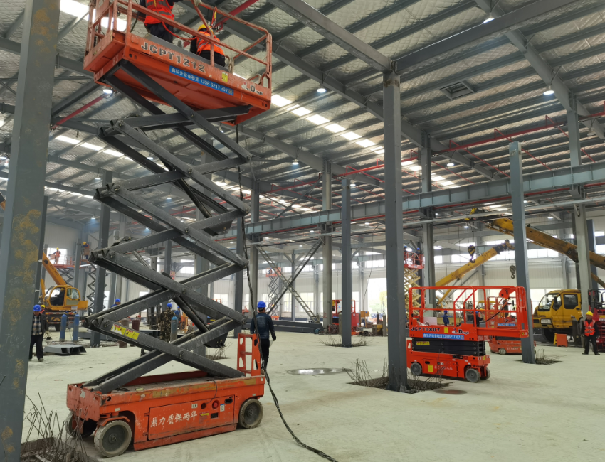 剪叉式高空作業平臺應用于鋼結構廠房改造